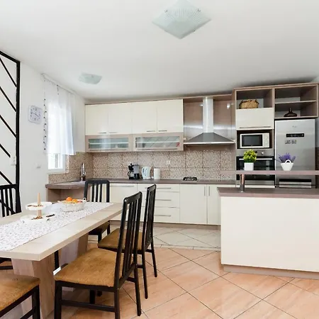Apartment Albina *